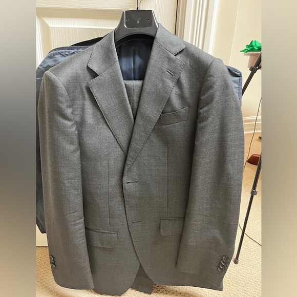 Suitsupply Size 34R gray Napoli suit with 30/30 pant. Like New… hardly warn. - Picture 1 of 4